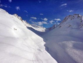 美国滑雪名将希弗林在首轮比赛结束后领跑世界杯障碍滑雪赛，并接近职业生涯第99场胜利。